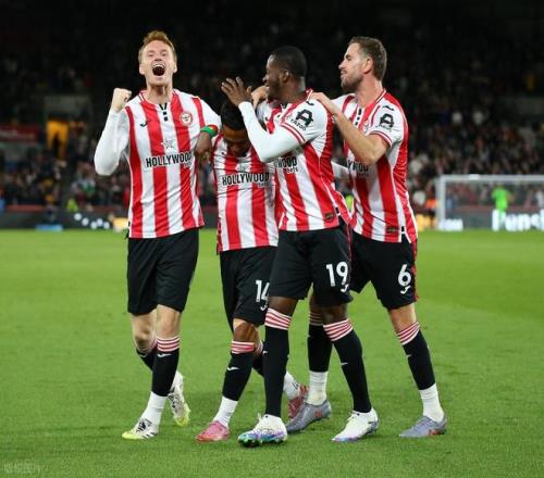 阿隆索难镇住更衣室：皇马是否需要重建？弃用功勋主帅要付出代价？（阿隆索难控更衣室，皇马是否步入重建期？更换功勋主帅的代价几何？）